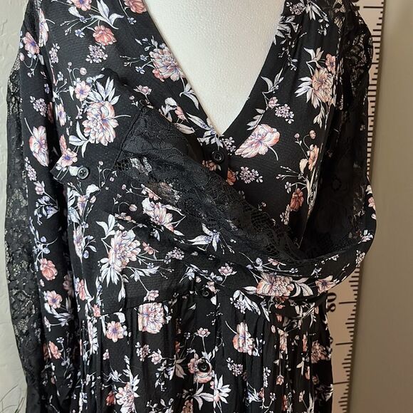 TORRID black baby doll style top w/ lace embellished sleeves, shoulders, & back. - Picture 5 of 14